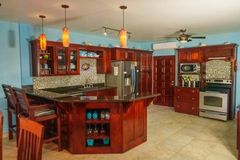 Spacious Villa at Premium Beachfront Location (1/10)